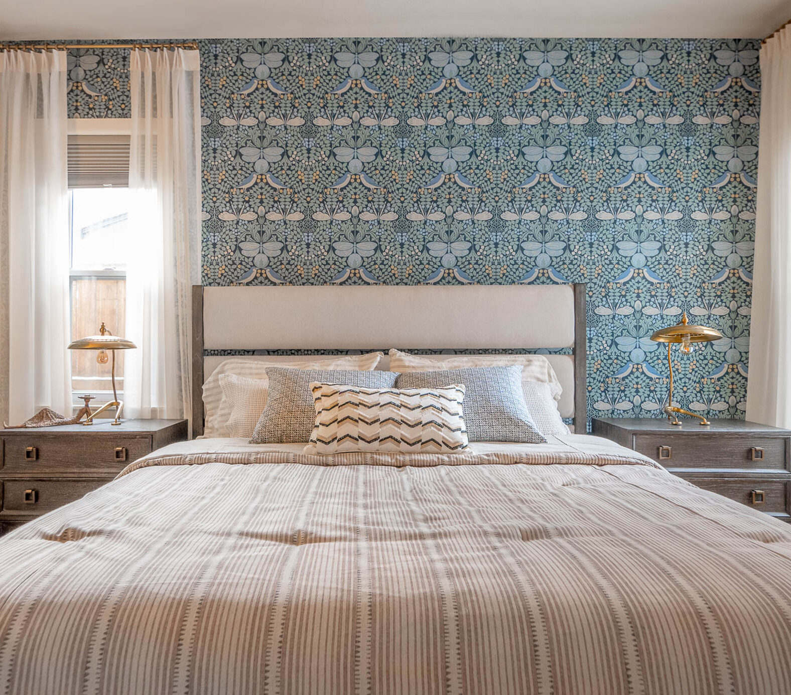 Custom wallpaper and bedding in a transitional bedroom in Monclova.